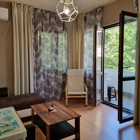 Reni's Apartment-with Private Parking In Center